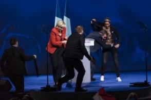 Ինչպես է Femen–ի ակտիվիստուհին ընդհատել Մարին Լե Պենի ելույթը՝ փորձելով մերկանալ բեմի վրա