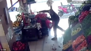 В Турции торговец забросал вооруженного грабителя помидорами