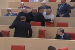 Վրաստանի խորհրդարանում իրար են ծեծել (տեսանյութ)