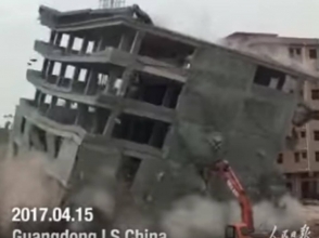 В Китае сносимый дом рухнул на экскаватор