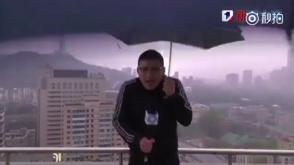 Молния попала в телеведущего в Китае во время прямого эфира (видео)