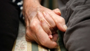 ԱՄՆ-ում 69 տարի միասին ապրած ամուսինները մահացել են նույն օրը՝ ձեռք ձեռքի բռնած