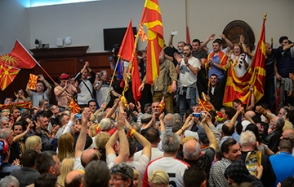 В Македонии протестующие штурмом взяли парламент (видео)