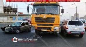 Երևանում բախվել են զինվորականի ВАЗ 111 093-ը, բեռնատարն ու Hyundai-ը