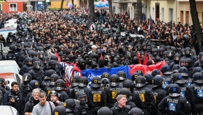 Первомайские акции в Германии завершились столкновениями полиции и радикалов