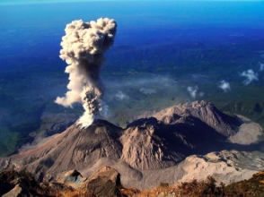 В Гватемале из-за угрозы извержения вулкана Фуэго эвакуировали 300 человек (видео)