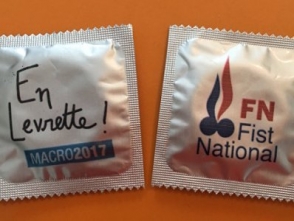 В Париже продают презервативы в стиле кампаний Макрона и Ле Пен