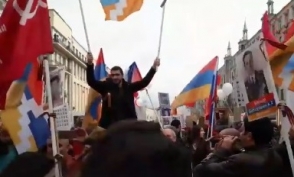 Армяне станцевали в Москве кочари (видео)