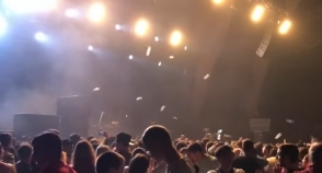 Зрители на концерте Тимати в Ереване забросали сцену пластиковыми бутылками