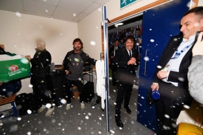 Главного тренера «Челси» облили в раздевалке шампанским и ледяной водой