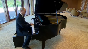 Путин сыграл в Пекине на рояле