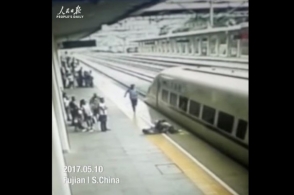 В Китае мужчина спас пытавшуюся броситься под поезд девушку