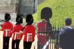 Гвардеец Елизаветы II напугал туриста, закричав ему в ухо