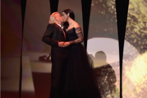Моника Белуччи удивила Канны страстным поцелуем с французским комиком