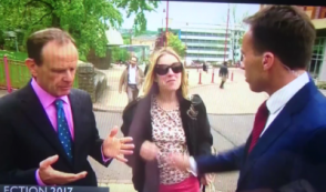 BBC-ի թղթակիցն ուղիղ եթերում բռնել է անցորդ կնոջ կուրծքը և մի կողմ հրել