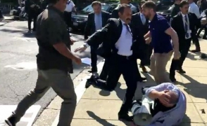 Էրդողանն իր մեքենայից հետևել է խաղաղ ցուցարարների վրա հարձակմանը (տեսանյութ)