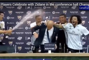 Игроки «Реала» облили Зидана шампанским во время пресс-конференции