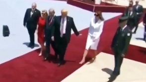Меланья Трамп оттолкнула руку мужа на красной дорожке в Тель-Авиве (видео)