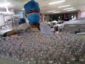 Հիվանդի կյանքը փրկելու համար բժիշկները կոտրել են մատները 8000 ամպուլա բացելիս (լուսանկարներ)