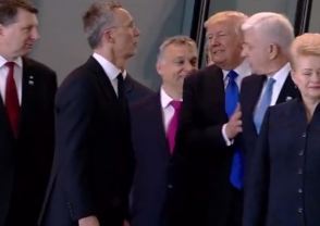 Трамп оттолкнул премьера Черногории ради фото в первом ряду (видео)