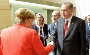 Меркель потребовала от Эрдогана освободить немецкого журналиста