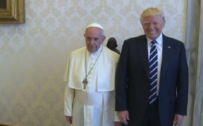 Трамп попытался взять Папу Римского за руку в фейковом ролике
