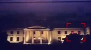 В окнах Белого дома заметили подозрительные вспышки красного света (видео, фото)