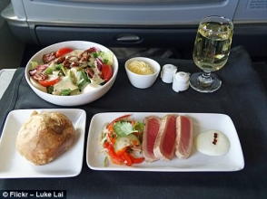 Ինչով են տարբերվում ինքնաթիռի բիզնես ու էկոնոմ դասերում մատուցվող ուտեստները (լուսանկարներ)