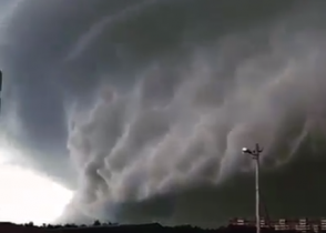 Մոսկվայում ուժեղ փոթորիկ առաջացրած հզոր ամպրոպային ամպը (տեսանյութ)