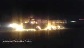 В Индии сгорел автобус с 22 пассажирами (видео)