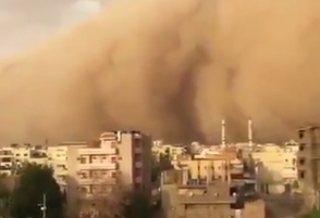 Вторжение мощного облака пыли из пустыни (видео)