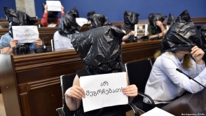Թբիլիսիում լրագրողները, ի աջակցություն Մուխթարլիի, սև տոպրակներ են քաշել գլխներին