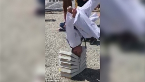 Բոսնիայում դեռահասը գլխով ռեկորդային քանակի բետոնե սալիկներ է կոտրել