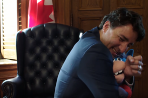 Премьер-министр Канады обнял единорога
