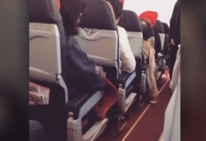 Пассажиры ужаснулись сильной тряске самолета после отказа двигателя (видео)