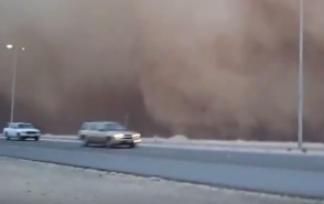 Пыльное облако накрыло Кувейт (видео)