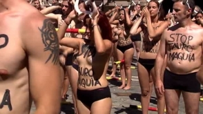 Сотни голых активистов потребовали отменить забег с быками в Испании