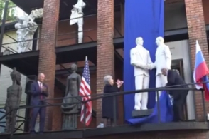 В Москве появилась скульптура в честь встречи Горбачёва и Рейгана (видео)