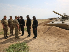 Ադրբեջանի պաշտպանության նախարարն այցելել է առաջնագիծ (լուսանկար)