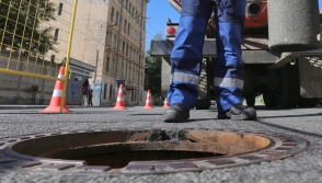 В Санкт-Петербурге двухлетняя девочка упала в канализационный люк