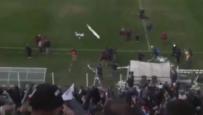 В Аргентине болельщики свертком туалетной бумаги сбили дрон