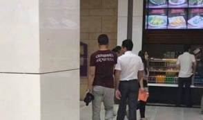Բաքվի մոլերից մեկում իրանցի զբոսաշրջիկին ստիպել են հանել «Հայաստան» գրությամբ շապիկը