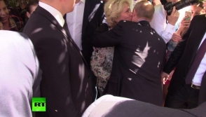 Блондинка поцеловала Путина в щёку
