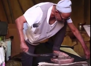 В Египте гладяд ногами