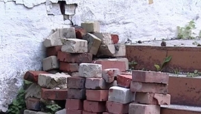 В Челябинске у родителей воспитанников детского сада попросили кирпичи