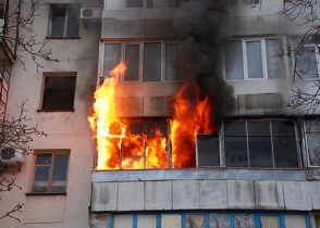 Житель одной из квартир пытался поджечь свою квартиру