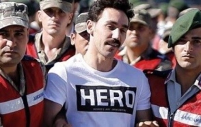 Թուրքիայում «Hero» գրությամբ շապիկի ճգնաժամը շարունակվում է. արտաքսվել է Ադրբեջանի քաղաքացի
