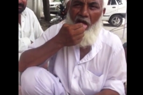 Պակիստանցի տղամարդը քարեր է ուտում