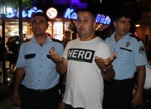 Թուրքիայում «Hero» գրությամբ շապիկ կրելու համար կրկին մարդ է ձերբակալվել