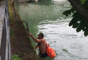 40-ամյա գերմանացին` վերնաշապիկն ու նոութբուքն ուսին, ամեն օր լողալով է հասնում աշխատանքի